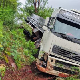 Acidente entre carro e carreta é registrado em contorno na região de Maringá; carreta cai em ribanceira Foto 1 Fotos de Acidente entre carro e carreta é registrado em contorno na região de Maringá; carreta cai em ribanceira