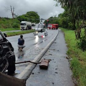 Acidente entre carro e carreta é registrado em contorno na região de Maringá; carreta cai em ribanceira Foto 4 Fotos de Acidente entre carro e carreta é registrado em contorno na região de Maringá; carreta cai em ribanceira