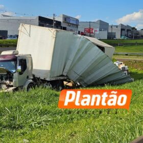 Fotos de Acidente entre duas carretas interdita trecho do Contorno Norte em Maringá