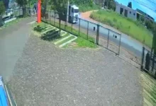 Fotos de Câmera flagra queda de carga de vidro de caminhão no Contorno Sul de Maringá