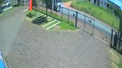 Fotos de Câmera flagra queda de carga de vidro de caminhão no Contorno Sul de Maringá