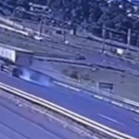 Câmera registra acidente entre duas carretas no Contorno Norte, em Maringá Foto 4 Fotos de Câmera registra acidente entre duas carretas no Contorno Norte, em Maringá