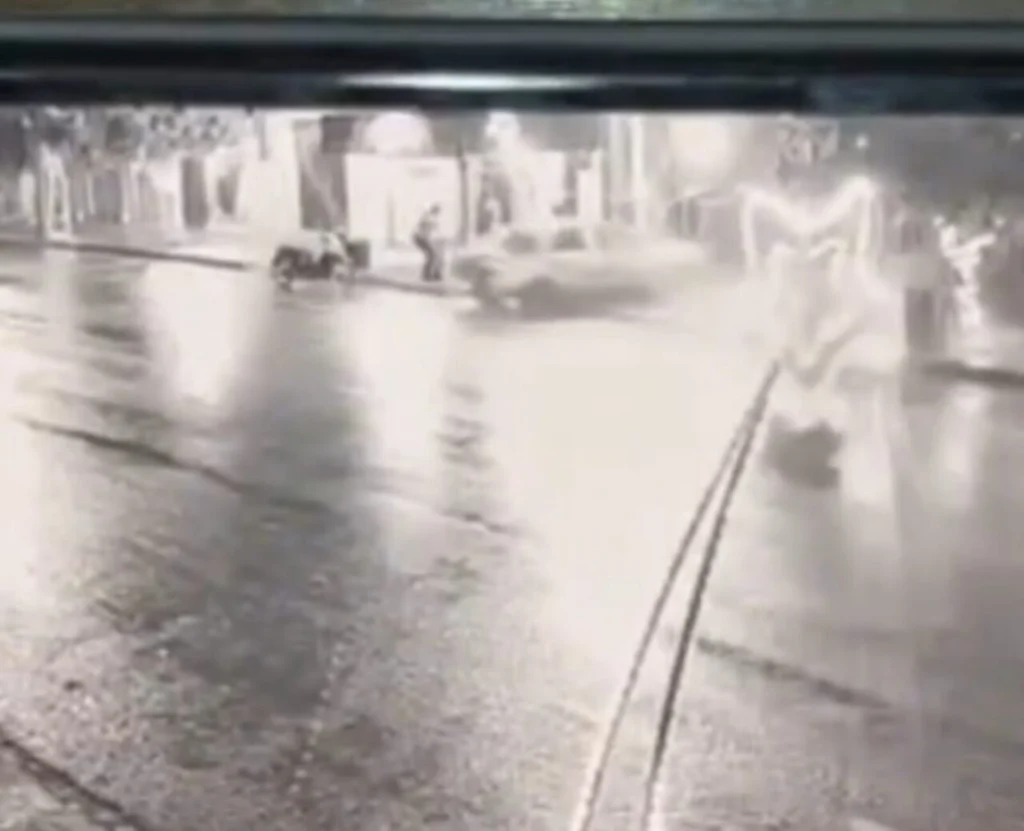 Câmera registra motorista suspeito de embriaguez atropelando pessoas na região de Maringá; uma vítima morre Foto 1 Fotos de Câmera registra motorista suspeito de embriaguez atropelando pessoas na região de Maringá; uma vítima morre