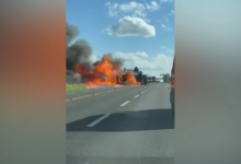 Fotos de Caminhão tomba e pega fogo na PR-444, na região de Maringá; veja o vídeo