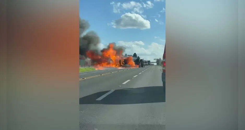 Caminhão tomba e pega fogo na PR-444, na região de Maringá; veja o vídeo Foto 1 Fotos de Caminhão tomba e pega fogo na PR-444, na região de Maringá; veja o vídeo
