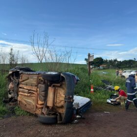 Fotos de Capotamento na PR-323 deixa duas pessoas feridas na véspera de Natal, na região de Maringá