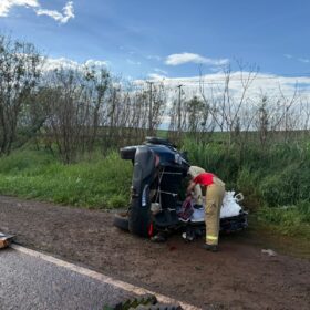 Fotos de Capotamento na PR-323 deixa duas pessoas feridas na véspera de Natal, na região de Maringá