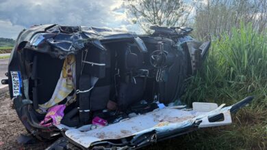 Fotos de Capotamento na PR-323 deixa duas pessoas feridas na véspera de Natal, na região de Maringá