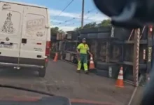 Fotos de Carreta carregada de madeira tomba próximo à BR-376 em Maringá; vídeo