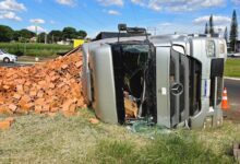 Fotos de Carreta tomba em rotatória e carga de lajotas fica espalhada na pista em Maringá