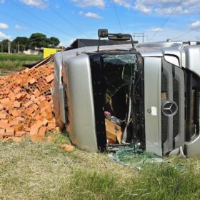 Fotos de Carreta tomba em rotatória e carga de lajotas fica espalhada na pista em Maringá