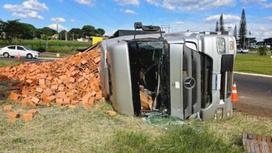 Fotos de Carreta tomba em rotatória e carga de lajotas fica espalhada na pista em Maringá
