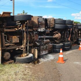 Fotos de Carreta tomba em rotatória e carga de lajotas fica espalhada na pista em Maringá