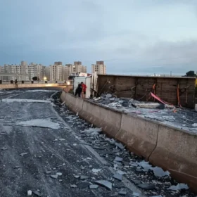 Carreta tomba no Contorno Norte de Maringá e interdita pista Foto 3 Fotos de Carreta tomba no Contorno Norte de Maringá e interdita pista