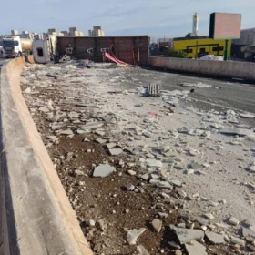 Carreta tomba no Contorno Norte de Maringá e interdita pista Foto 1 Fotos de Carreta tomba no Contorno Norte de Maringá e interdita pista