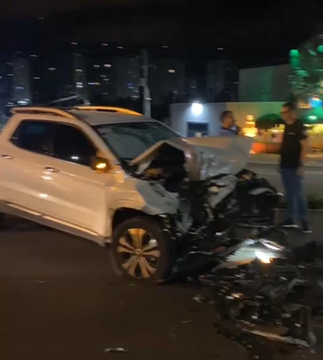 Carro bate em caminhão da coleta de lixo e causa confusão em Maringá; vídeo Foto 1 Fotos de Carro bate em caminhão da coleta de lixo e causa confusão em Maringá; vídeo