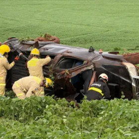 Fotos de Motorista fica preso às ferragens após grave acidente com Hilux e é resgatado por helicóptero