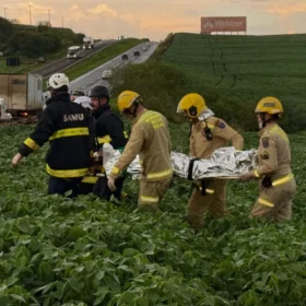 Fotos de Motorista fica preso às ferragens após grave acidente com Hilux e é resgatado por helicóptero