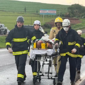 Fotos de Motorista fica preso às ferragens após grave acidente com Hilux e é resgatado por helicóptero