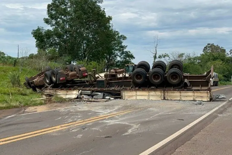 Colisão destrói picapes, vira carreta e espalha tubos de concreto pela PR-323 Foto 1 Fotos de Colisão destrói picapes, vira carreta e espalha tubos de concreto pela PR-323