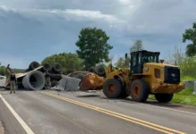 Fotos de Colisão destrói picapes, vira carreta e espalha tubos de concreto pela PR-323