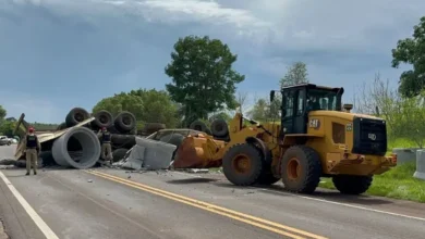 Fotos de Colisão destrói picapes, vira carreta e espalha tubos de concreto pela PR-323