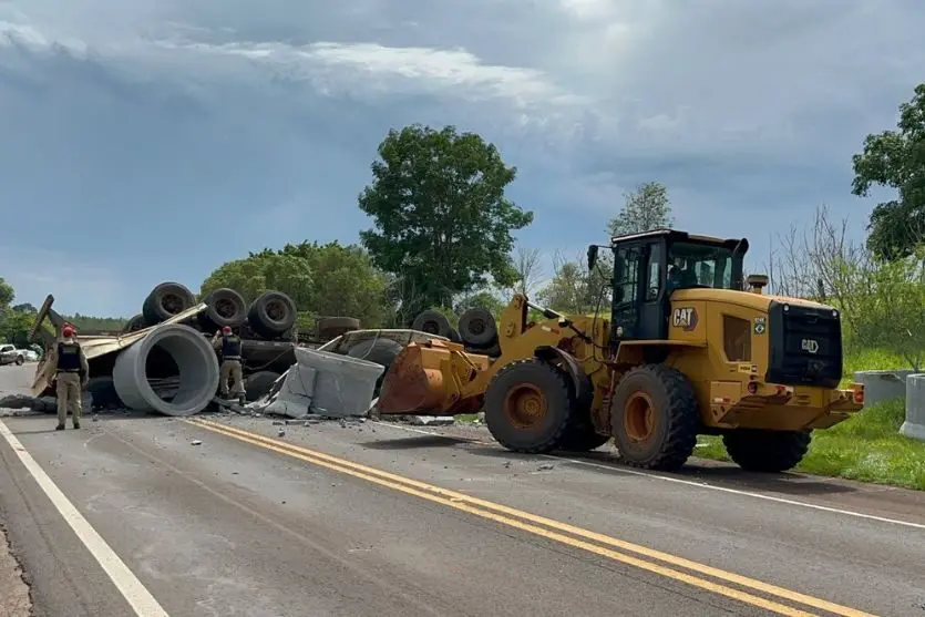 Colisão destrói picapes, vira carreta e espalha tubos de concreto pela PR-323 Foto 2 Fotos de Colisão destrói picapes, vira carreta e espalha tubos de concreto pela PR-323