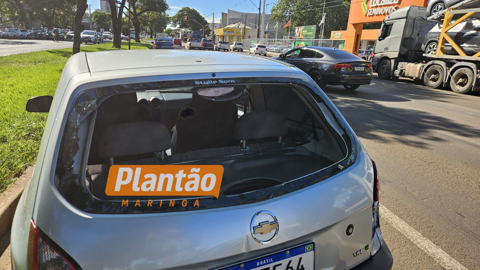 Fotos de Colisão entre carro e motocicleta deixa duas pessoas feridas, uma delas com ferimentos graves em Maringá