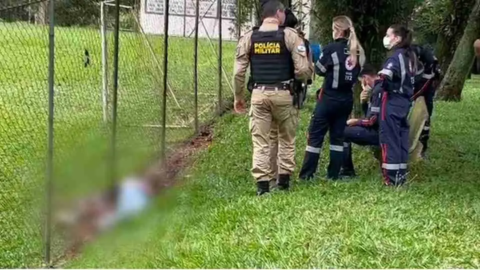 Corpos são encontrados em campo de futebol no PR; veja o que diz a polícia Foto 1 Fotos de Corpos são encontrados em campo de futebol no PR; veja o que diz a polícia