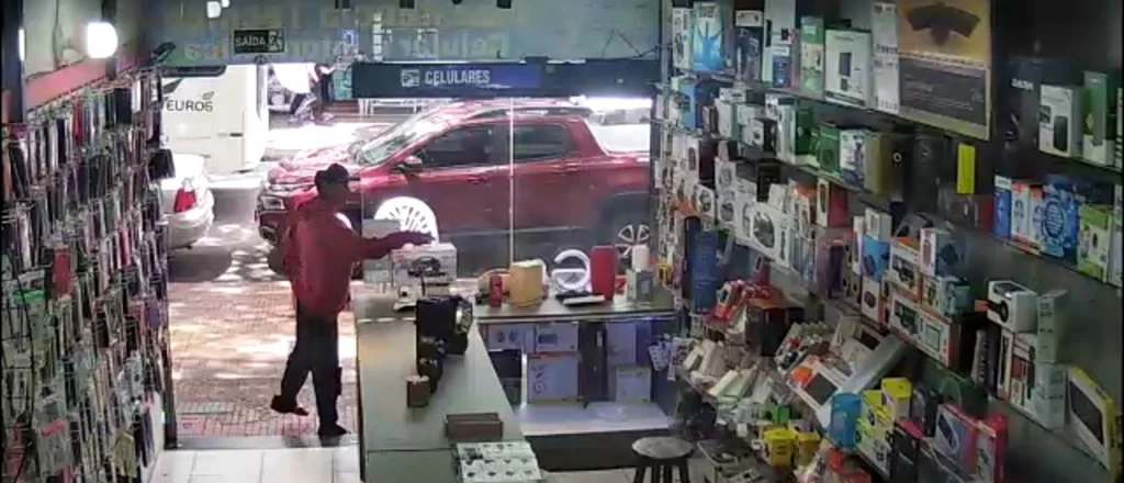 Dois suspeitos são presos por furto a loja de eletrônicos em Maringá; vídeo Foto 1 Fotos de Dois suspeitos são presos por furto a loja de eletrônicos em Maringá; vídeo