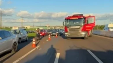 Fotos de Engavetamento com quatro carros e uma moto deixa motociclista ferido na PR-323, entre Maringá e Paiçandu