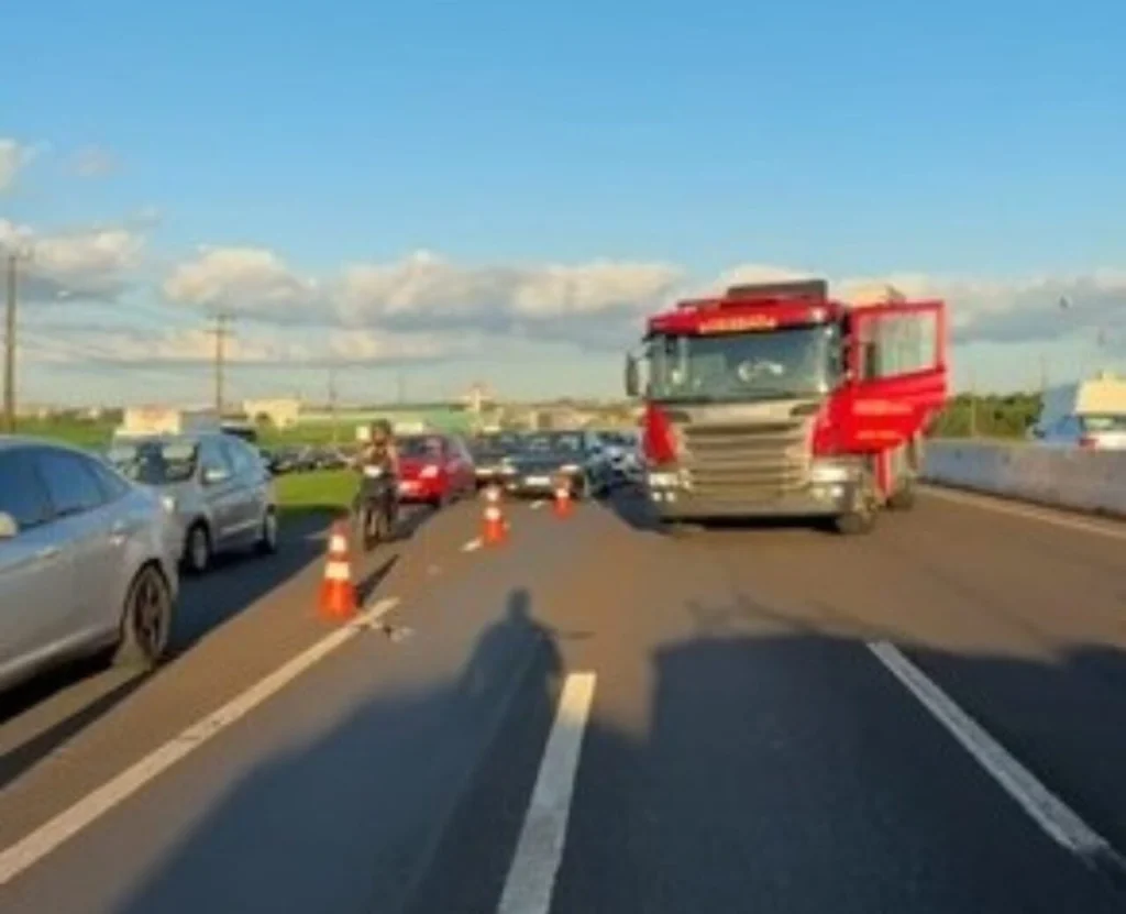 Fotos de Engavetamento com quatro carros e uma moto deixa motociclista ferido na PR-323, entre Maringá e Paiçandu