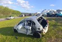 Fotos de Falha no volante faz caminhão capotar, atingir carro e deixar três feridos na região de Maringá; imagens impressionantes