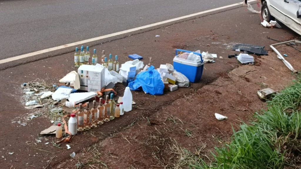 Fotos de Fiorino carregada com bebidas capota na PR-323 a caminho de Maringá