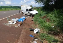 Fotos de Fiorino carregada com bebidas capota na PR-323 a caminho de Maringá
