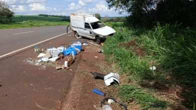 Fotos de Fiorino carregada com bebidas capota na PR-323 a caminho de Maringá