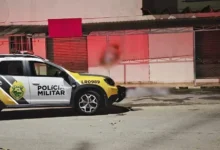 Fotos de Fogos de artifício mascaram tiros, e moradores encontram homem morto em rua de cidade do Paraná