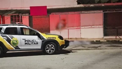 Fotos de Fogos de artifício mascaram tiros, e moradores encontram homem morto em rua de cidade do Paraná