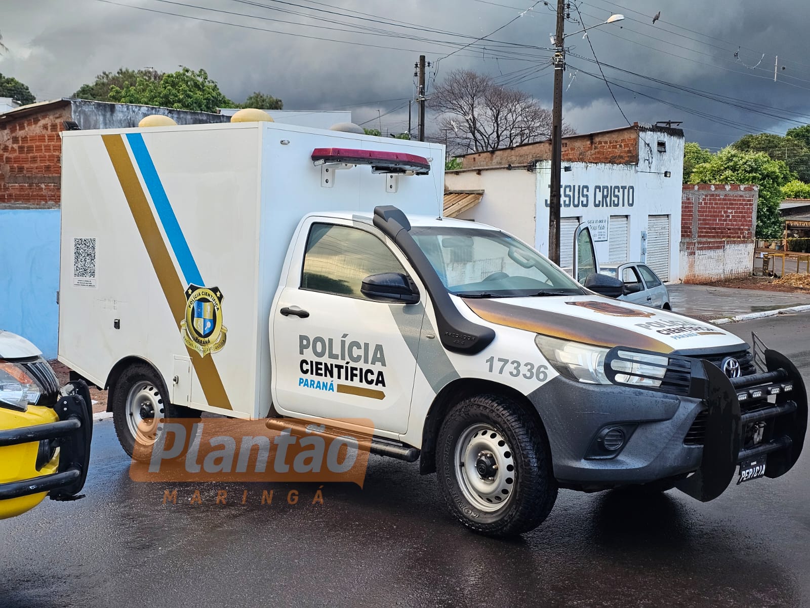 Fotos de Homem é executado com vários disparos na cabeça em plena a luz do dia