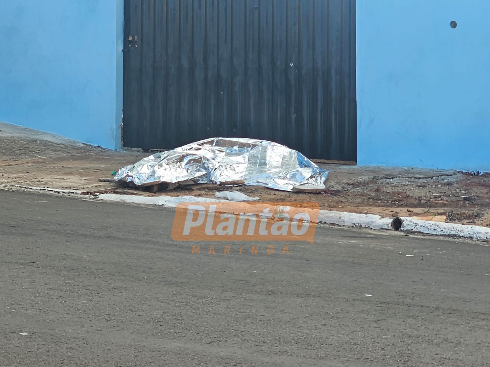 Fotos de Homem é executado com vários disparos na cabeça em plena a luz do dia