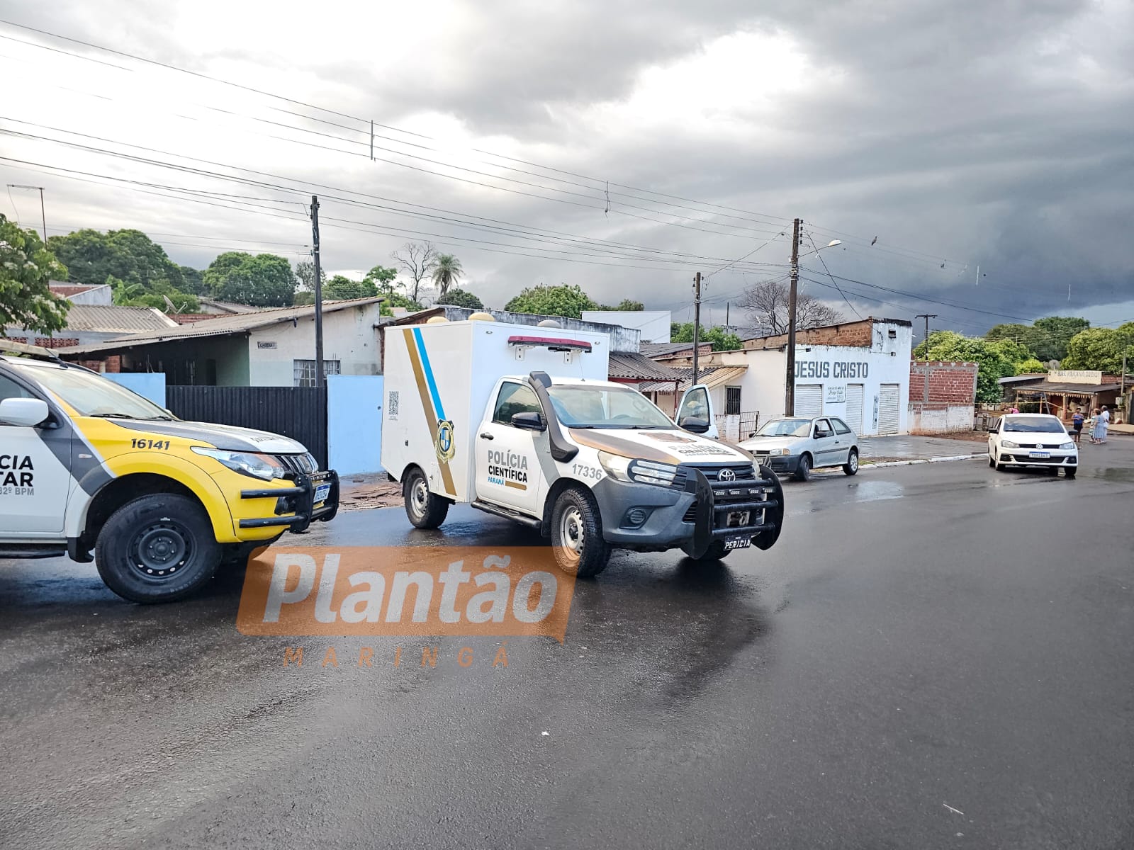 Fotos de Homem é executado com vários disparos na cabeça em plena a luz do dia