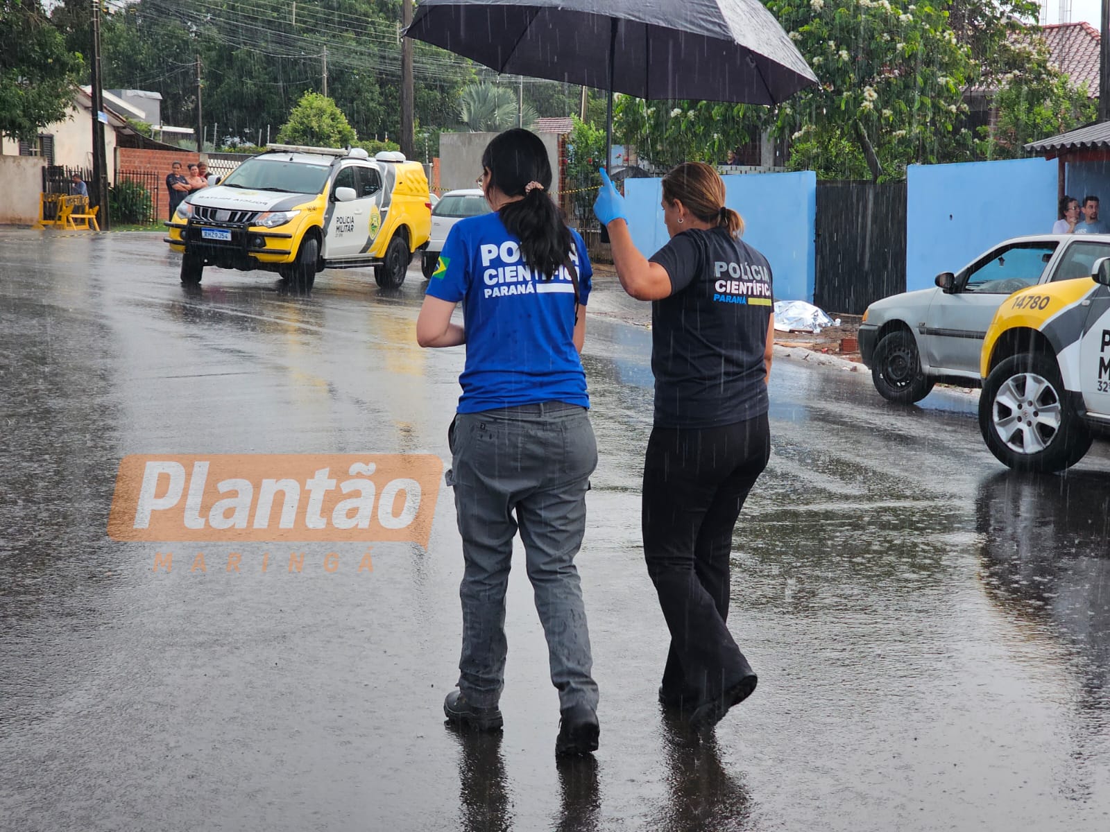 Fotos de Homem é executado com vários disparos na cabeça em plena a luz do dia