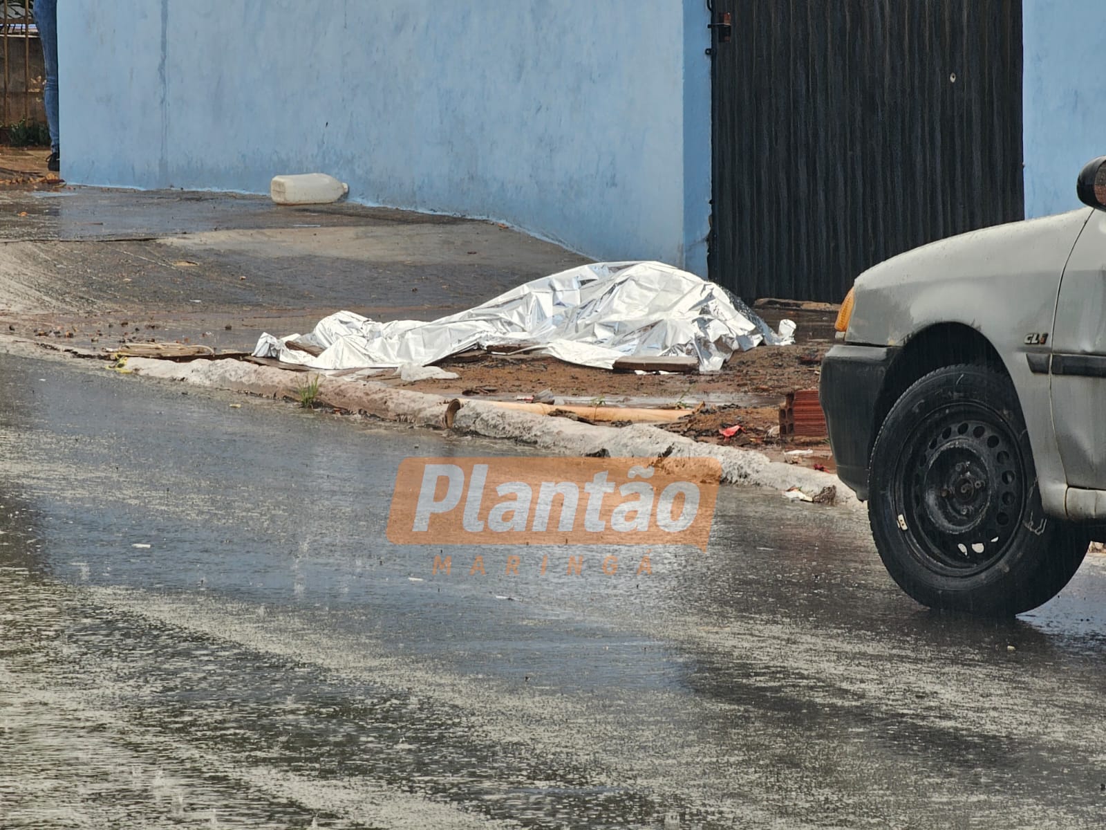 Fotos de Homem é executado com vários disparos na cabeça em plena a luz do dia