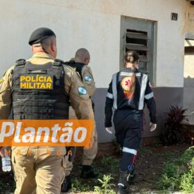 Fotos de Homem é assassinado dentro da própria residência; casal foge após crime
