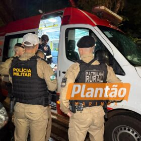 Fotos de Homem é socorrido em estado grave após cair em emboscada e ser esfaqueado, em Maringá