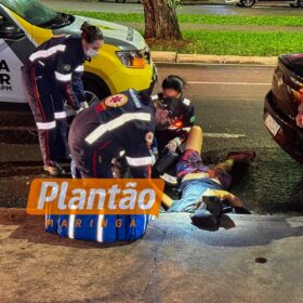 Fotos de Homem é socorrido em estado grave após cair em emboscada e ser esfaqueado, em Maringá