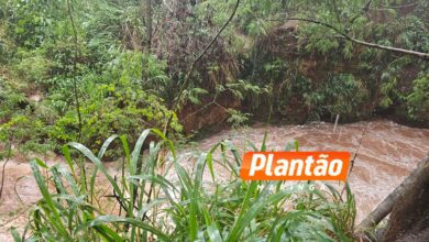 Fotos de Adolescente é resgatada pelos Bombeiros após tromba d’água em córrego de Maringá