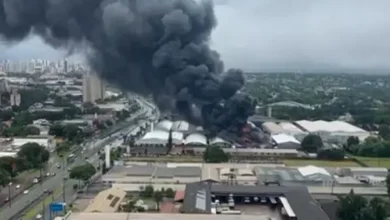 Fotos de Incêndio de grandes proporções atinge barracão em Maringá; vídeos