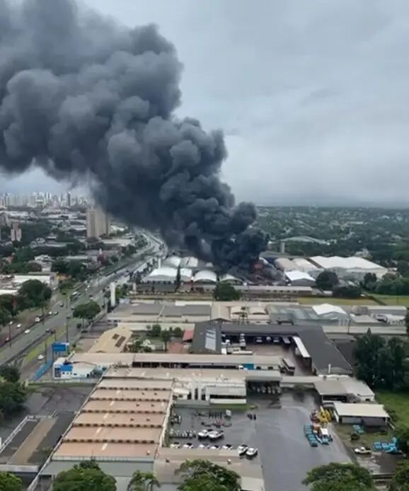 Incêndio de grandes proporções atinge barracão em Maringá; vídeos Foto 1 Fotos de Incêndio de grandes proporções atinge barracão em Maringá; vídeos