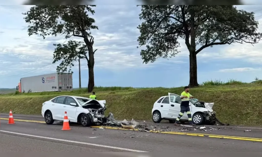 Mãe e filho morrem em acidente no PR; outras 5 pessoas ficaram feridas Foto 1 Fotos de Mãe e filho morrem em acidente no PR; outras 5 pessoas ficaram feridas